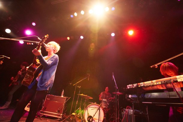 YUI�A���y�����ĊJ�@�V�o���h�uFLOWER FLOWER�v�����I