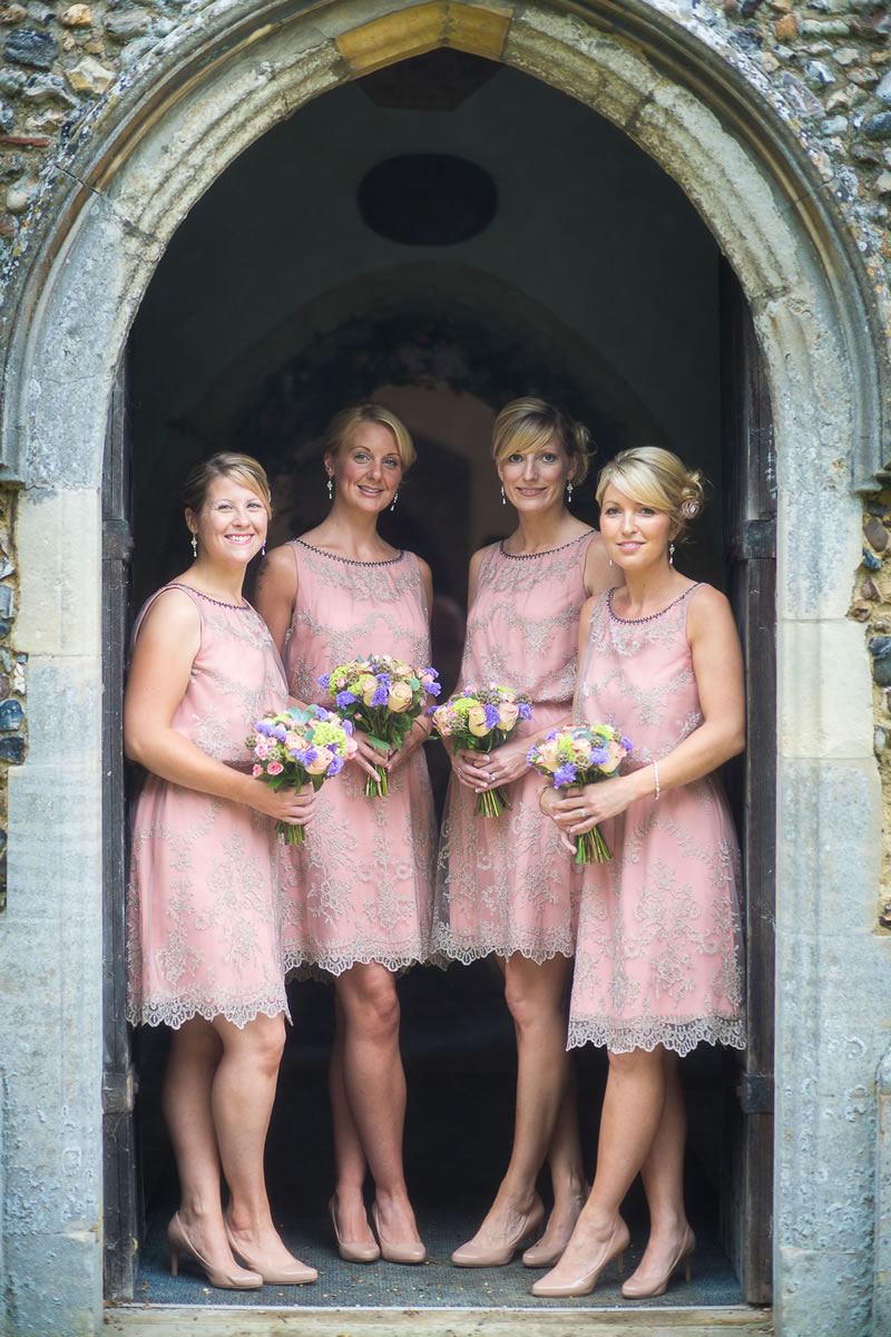 Pourquoi les robes demoiselles d'honneur rose sont tellement populaire pour les mariages ?