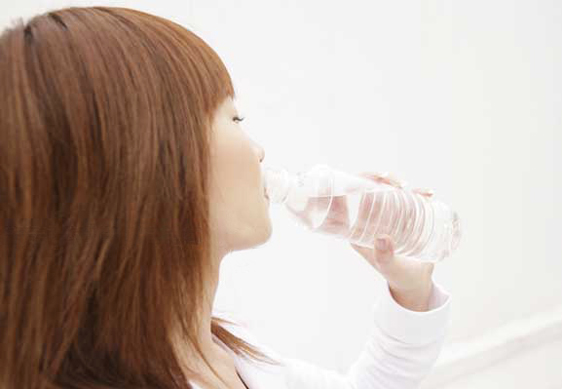 水を飲もう!喉が渇いた時は既に脱水状態!心臓病・ガンを予防し疲れ・頭痛も防ぐ!減量・美肌効果も