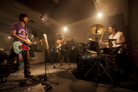 �\���j��