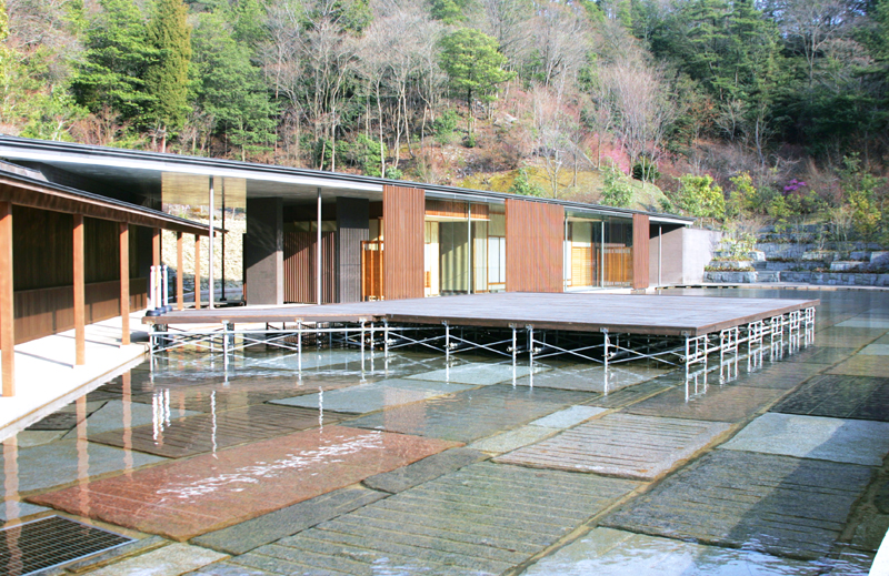 まにあ道主催コスプレ撮影会イベント第7回コスプレ・キャラフェスティバルin多治見セラミックパークMINO茶室外観・水上ステージ