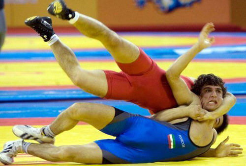 �X�|�[�c�̏u�Ԃ̖ʔ���Ռ��摜