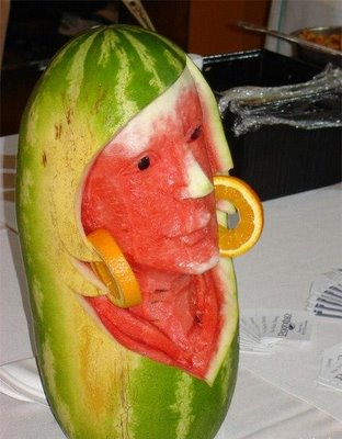 食べ物アート スイカでできた彫刻の女性