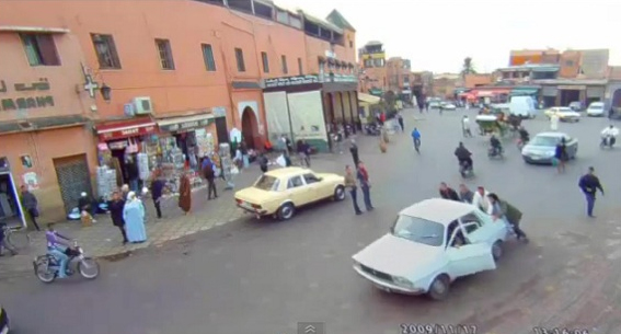 �X�̊Ď��J�����̉f���ɐ��E���������I�S���܂�A�f�̐l�Ԃ̎p